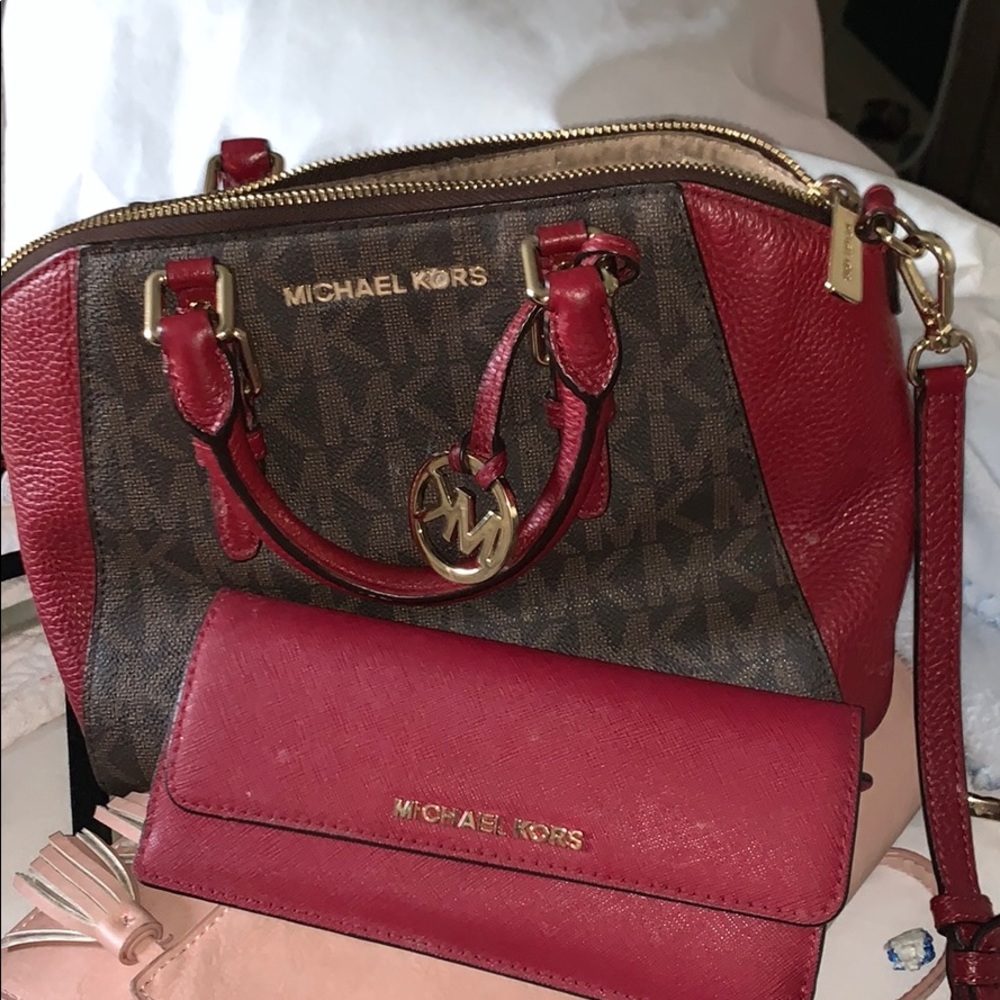 Micheal kors purse with its wallet